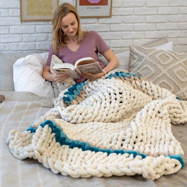 Decke mit Streifen aus Chenille-Garn, hergestellt mit Fingerstricken