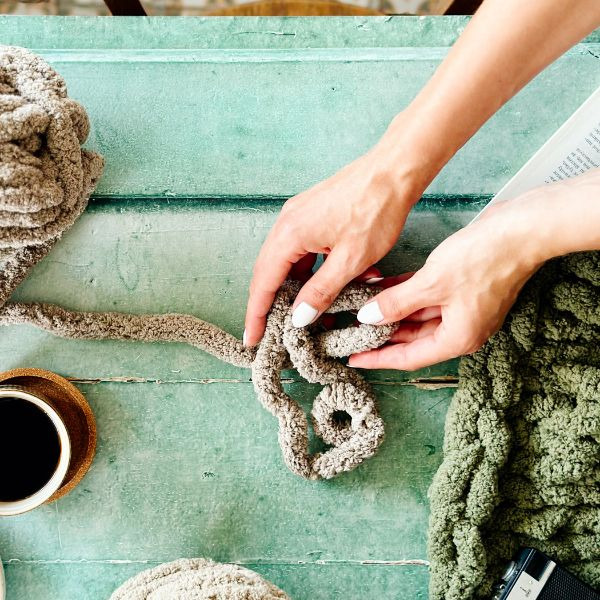 Finger knitting vs szydełko i druty – co jest łatwiejsze dla początkującej?