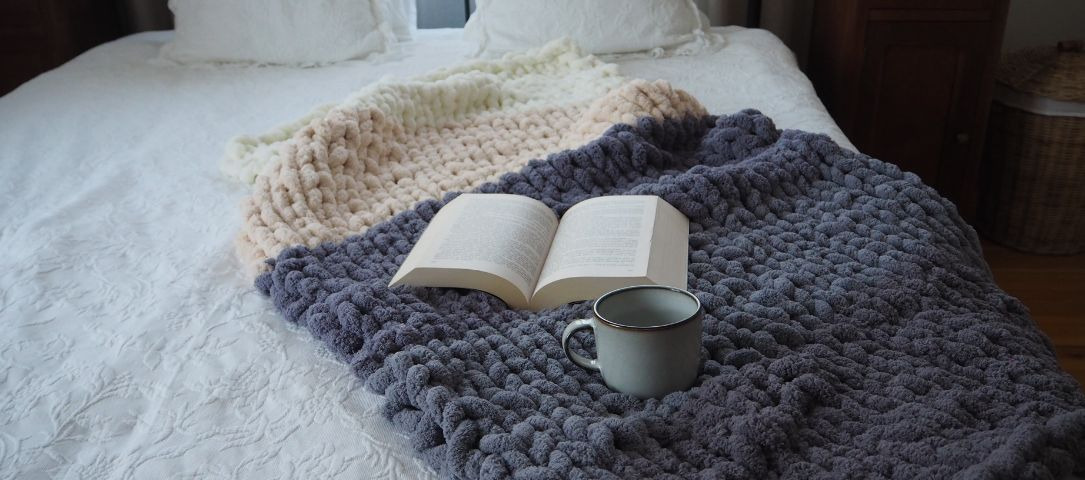 Wie man eine bunte Decke macht und wie man zwei Garnfarben miteinander verbindet?