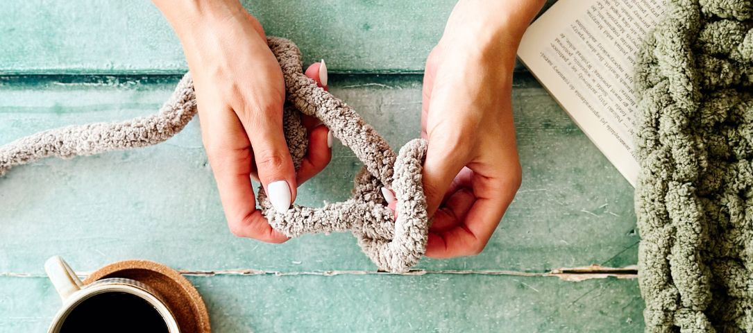 Fingerstricken vs Häkeln und Stricken – was ist für Anfängerinnen einfacher?